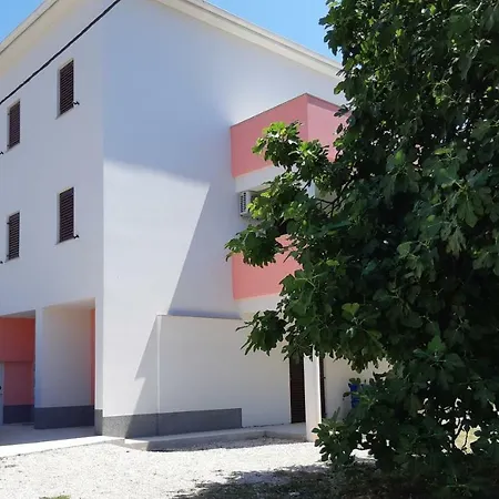 Orange Apartment *